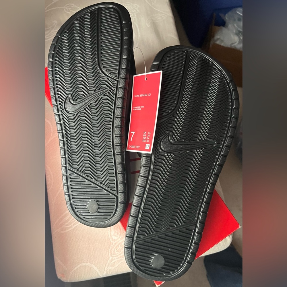Nike Women’s Benassi Slide in Black & Rose Gold Sizes 6& 7 NWT - Picture 2 of 7
